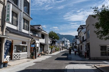 Japonya, Matsumoto 'da Nakamachi alışveriş caddesi. Cadde boyunca çeşitli el sanatları mağazaları ve restoranlar var. 25 Eylül 2024 'te Japonya Matsumoto' da çekildi.