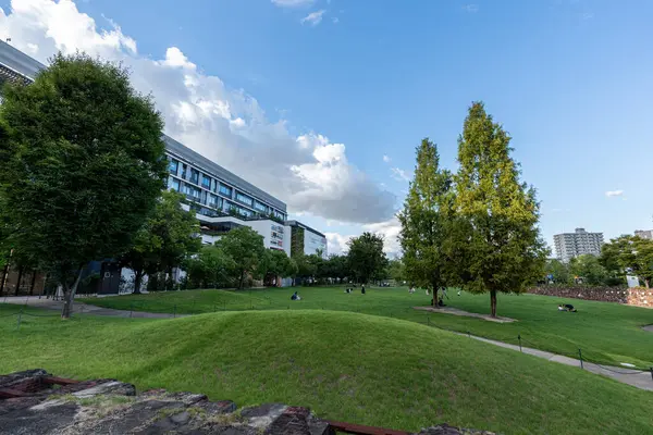 Noritake Garden alışveriş merkezi ve park manzarası. Meşhur eski fabrika alanı müzeye, alışveriş merkezine ve parka dönüştü. Nagoya, Japonya 'da 23 Eylül 2024' te çekildi..