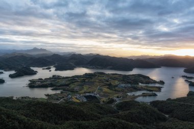 Cheongpyeong ho teleferik göl manzaralı. Gün batımında Bibongsan dağının tepesinde çekildi. Jecheon, Güney Kore 'de ünlü turnuva eğlencesi