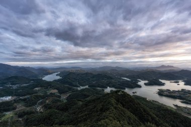 Cheongpyeong ho teleferik göl manzaralı. Gün batımında Bibongsan dağının tepesinde çekildi. Jecheon, Güney Kore 'de ünlü turnuva eğlencesi