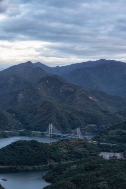 Cheongpyeong ho teleferik göl manzaralı. Gün batımında Bibongsan dağının tepesinde çekildi. Jecheon, Güney Kore 'de ünlü turnuva eğlencesi