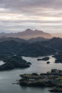 Cheongpyeong ho teleferik göl manzaralı. Gün batımında Bibongsan dağının tepesinde çekildi. Jecheon, Güney Kore 'de ünlü turnuva eğlencesi