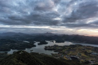 Cheongpyeong ho teleferik göl manzaralı. Gün batımında Bibongsan dağının tepesinde çekildi. Jecheon, Güney Kore 'de ünlü turnuva eğlencesi