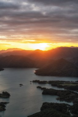 Cheongpyeong ho teleferik göl manzaralı. Gün batımında Bibongsan dağının tepesinde çekildi. Jecheon, Güney Kore 'de ünlü turnuva eğlencesi