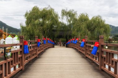 Kenarlarında renkli fenerler asılı Uirimji Rezervuar Park Köprüsü. Jecheon, Güney Kore 'de ünlü bir turizm merkezi.