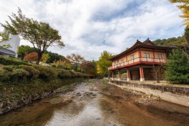 Baeron Kutsal Arazisi ve çevresindeki dere sonbahar yaprakları mevsiminde çekildi. Güney Kore 'deki ünlü Katolik tarihi yer..
