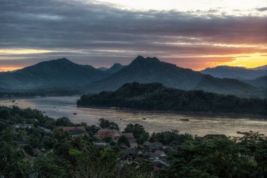 Phousi Hill 'den alınan Luang Prabang ve mekong nehrinin üzerindeki günbatımının görüntüsü. Luang Prabang, Laos 'taki ünlü turizm merkezi.