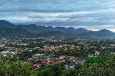 Phousi Hill 'den Luang Prabang' ın görüntüsü. Luang Prabang, Laos 'taki ünlü tepe manzarası.