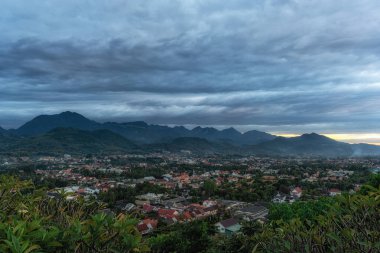 Phousi Hill 'den Luang Prabang' ın görüntüsü. Luang Prabang, Laos 'taki ünlü tepe manzarası.