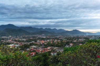 Phousi Hill 'den Luang Prabang' ın görüntüsü. Luang Prabang, Laos 'taki ünlü tepe manzarası.