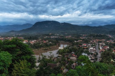 Phousi Hill 'den Luang Prabang' ın görüntüsü ve Nam Khan River 'ın görüntüsü. Luang Prabang 'daki ünlü tepe, Laos.