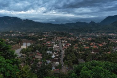 Phousi Hill 'den Luang Prabang' ın görüntüsü ve Nam Khan River 'ın görüntüsü. Luang Prabang 'daki ünlü tepe, Laos.