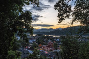 Phousi Hill 'den Wat Mai Suwannaphumaham gün batımı manzarası. Luang Prabang, Laos 'taki ünlü tepe manzarası.