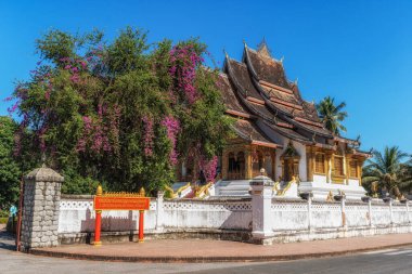 Gündüz vakti Haw Phra Bang Tapınağı manzarası. Luang Prabang 'daki ünlü tapınak, Laos Luang Prabang Ulusal Müzesi' nde bulunmaktadır..