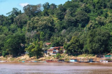 Luang Prabang 'daki Mekong Nehri manzarası. Yakınlarda küçük tekneleri ve evleri var. Luang Prabang 'da çekildi, Laos.