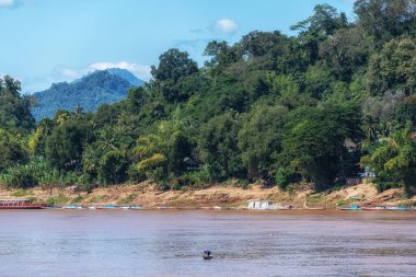 Luang Prabang 'daki Mekong Nehri manzarası. Yakınlarda küçük tekneleri ve evleri var. Luang Prabang 'da çekildi, Laos.