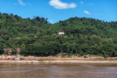 Luang Prabang 'daki Mekong Nehri manzarası. Yakınlarda küçük tekneleri ve evleri var. Luang Prabang 'da çekildi, Laos.