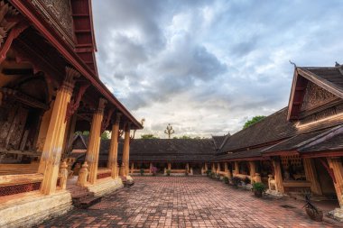 Wat Sisaket 'in Vientiane Laos' taki ünlü tapınağı binlerce küçük bütçe barındırıyor..