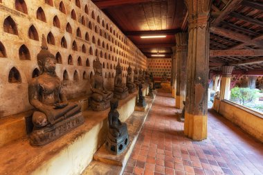 Wat Sisaket 'in Vientiane Laos' taki ünlü tapınağı binlerce küçük bütçe barındırıyor..