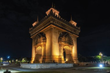 Patuxai Anıtı 'nın üzerinde çeşitli turistlerin ziyaret ettiği gece ışığı manzarası. Vientiane 'de çekildi, Laos