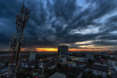 Vientiane City 'de güneş batarken yakındaki bir çatı katı barından. Vientiane 'de çekildi, Laos