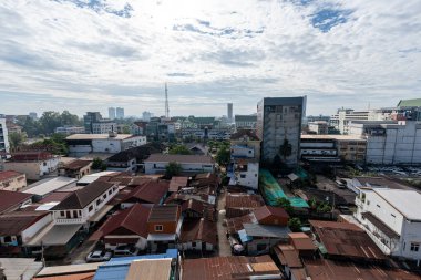 Laos Vientiane şehri şehir manzarası bir otelin çatısı üzerinde çekildi. 28 Ekim 2024 'te Vientiane, Laos' ta çekildi.