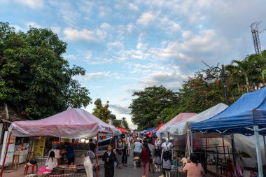 Luang Prabang Gece Pazarı gün batımında ele geçirildi. Luang Prabang, Laos 'taki Sisavangvong Yolu' ndaki ünlü Gece Pazarı. 28 Ekim 2024 'te çekildi.