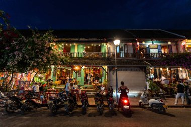 Luang Prabang, Laos 'taki Sisavangvong Caddesi boyunca çeşitli kafeler, barlar ve restoranlar. 28 Ekim 2024 'te çekildi.