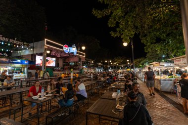 Luang Prabang Gece Pazarı çeşitli yiyecek tezgahları ve çeşitli yerel mutfaklar ve alkollü içecekler. Luang Prabang, Laos 'ta 28 Ekim 2024' te çekildi.