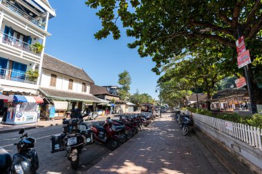 Sisavangvong Sokağı gündüz vakti sokak boyunca çeşitli kafe ve restoranlar alınır. Luang Prabang 'daki ünlü turist sokağı, Laos 29 Ekim 2024' te alındı.