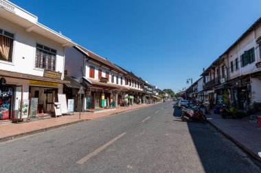 Sisavangvong Sokağı gündüz vakti sokak boyunca çeşitli kafe ve restoranlar alınır. Luang Prabang 'daki ünlü turist sokağı, Laos 29 Ekim 2024' te alındı.