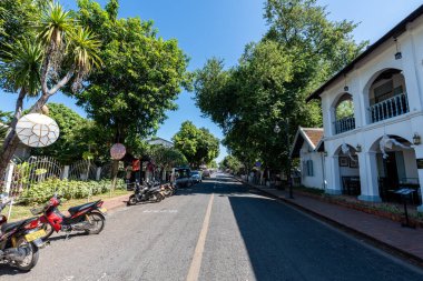 Sisavangvong Sokağı gündüz vakti sokak boyunca çeşitli kafe ve restoranlar alınır. Luang Prabang 'daki ünlü turist sokağı, Laos 29 Ekim 2024' te alındı.