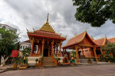 Wat Si Muang çeşitli tapınaklar ve eserler. Tapınak şans getirmesiyle ünlüdür. 29 Ekim 2024 'te Vientiane, Laos' ta yakalandı.