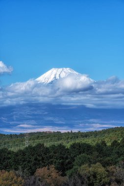 Mishima Skywalk asma köprüsünden alınan Fuji Dağı manzarası. Sonbahar yaprakları mevsiminde çekilmiş. Mishima, Shizuoka, Japonya 'nın ünlü turistik merkezi.