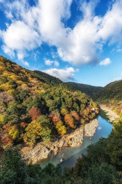 Katsura Nehri ve çevresindeki dağlar ve vadiler Japonya 'nın Kyoto kentindeki Arashiyama Parkı' ndaki bir gözlem güvertesinden görülüyor.