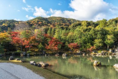Sogenchi Teien Gölü sonbahar mevsiminde Tenryuji Tapınağı 'ndaki ünlü Zen bahçesi ve göleti, Kyoto, Japonya