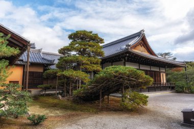 Gemi, Kinkakuji tapınağında Pine Rikusyu no Matsu şeklindeydi. Japonya 'nın Kyoto kentindeki ünlü tarihi tapınak.