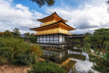 Kinkakuji altın pavyonu, sonbahar mevsiminde küçük bir yağmur sırasında çekilen küçük bir gölet üzerinde. Japonya 'nın Kyoto kentindeki ünlü tarihi tapınak.