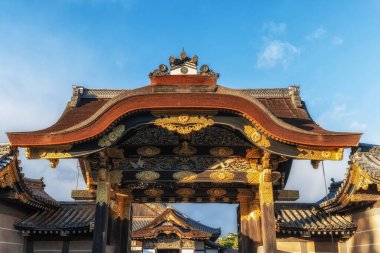 Ninomaru Sarayı Karamon giriş kapısı süslemeleri. Gün batımında çekilmiş. Kyoto, Japonya 'daki ünlü şato.