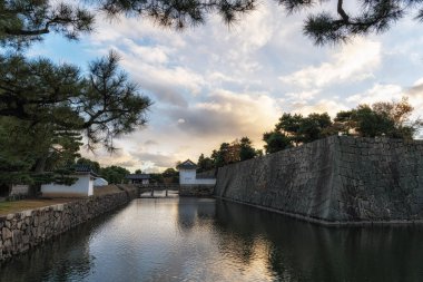 Nijo kale duvarı ve etrafındaki hendek sonbahar mevsiminde günbatımı saatlerinde alındı. Kyoto, Japonya 'nın ünlü simgesi.