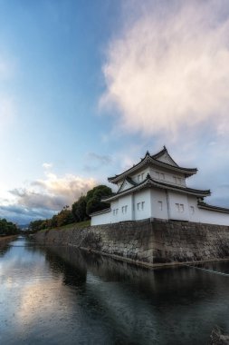 Nijo kale duvarı ve etrafındaki hendek sonbahar mevsiminde günbatımı saatlerinde alındı. Kyoto, Japonya 'nın ünlü simgesi.