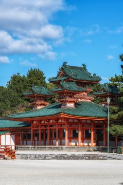 Heian Jingu Tapınağı Soryuro Kulesi sonbahar döneminde çekildi. Kyoto, Japonya 'daki ünlü Shinto tapınağı.