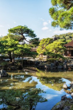 Ginkakuji Tapınağı 'ndaki Togudo Malikanesi yakınlardaki göle alındı. Japonya, Kyoto 'daki ünlü turistik eğlence merkezi.