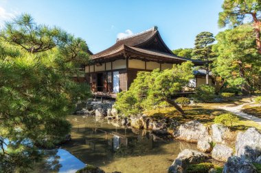Ginkakuji Tapınağı 'ndaki Togudo Malikanesi yakınlardaki göle alındı. Japonya, Kyoto 'daki ünlü turistik eğlence merkezi.