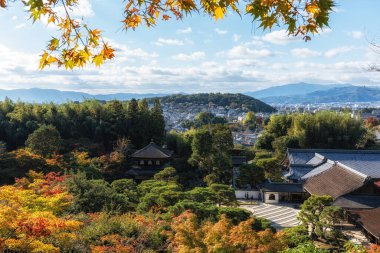 Ginkakuji Higashiyama Jishoji Tapınağı ve Togudo, sonbahar yeşillik mevsiminde yakınlardaki gözlem güvertesinden yakalanan Kyoto manzaralı. Japonya 'nın Kyoto kentindeki ünlü shinto tapınağı.