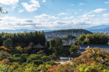 Ginkakuji Higashiyama Jishoji Tapınağı ve Togudo, sonbahar yeşillik mevsiminde yakınlardaki gözlem güvertesinden yakalanan Kyoto manzaralı. Japonya 'nın Kyoto kentindeki ünlü shinto tapınağı.