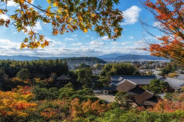 Ginkakuji Higashiyama Jishoji Tapınağı ve Togudo, sonbahar yeşillik mevsiminde yakınlardaki gözlem güvertesinden yakalanan Kyoto manzaralı. Japonya 'nın Kyoto kentindeki ünlü shinto tapınağı.
