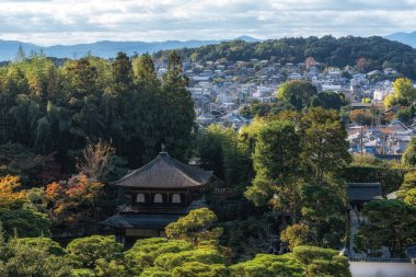Ginkakuji Higashiyama Jishoji Tapınağı ve Togudo, sonbahar yeşillik mevsiminde yakınlardaki gözlem güvertesinden yakalanan Kyoto manzaralı. Japonya 'nın Kyoto kentindeki ünlü shinto tapınağı.