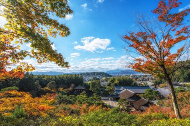 Ginkakuji Higashiyama Jishoji Tapınağı ve Togudo, sonbahar yeşillik mevsiminde yakınlardaki gözlem güvertesinden yakalanan Kyoto manzaralı. Japonya 'nın Kyoto kentindeki ünlü shinto tapınağı.