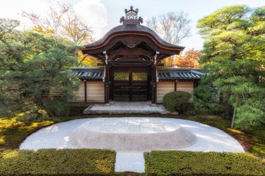 Eikando Tapınağı ya da Zenriji Tapınağı Chokushimon sonbahar yaprakları mevsiminde çekildi. Japonya, Kyoto 'daki ünlü Budist tapınağı.